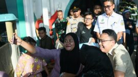 Wamenkomdigi Angga Prabowo disambut antusias para warga yang hendak bepergian di momen Natal 2024 dan Tahun Baru 2025. (Dok Kementerian Komdigi)

