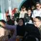 Wamenkomdigi Angga Prabowo disambut antusias para warga yang hendak bepergian di momen Natal 2024 dan Tahun Baru 2025. (Dok Kementerian Komdigi)


