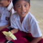 Siswa SD di Gorontalo Simpan Makanan Gratis untuk Ibu. (Tiktok.com @4nna412)

