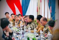 Presiden RI Prabowo Subianto menerima kunjungan para pengusaha dari grup-grup besar Korea Selatan di Istana Merdeka. (Facebook.com @Setkab RI)