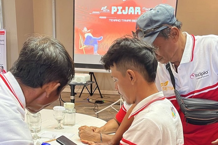 Momen pembagian poin loyalitas SETIA bikin petani tersenyum—solusi praktis selain hemat, juga aman. (Dok. Syngenta Indonesia)

