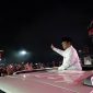 Presiden Prabowo melambaikan tangan dari atas kendaraan taktis Maung. (Dok. Tim Media Prabowo)