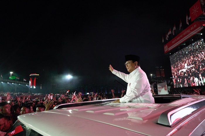 Presiden Prabowo melambaikan tangan dari atas kendaraan taktis Maung. (Dok. Tim Media Prabowo)